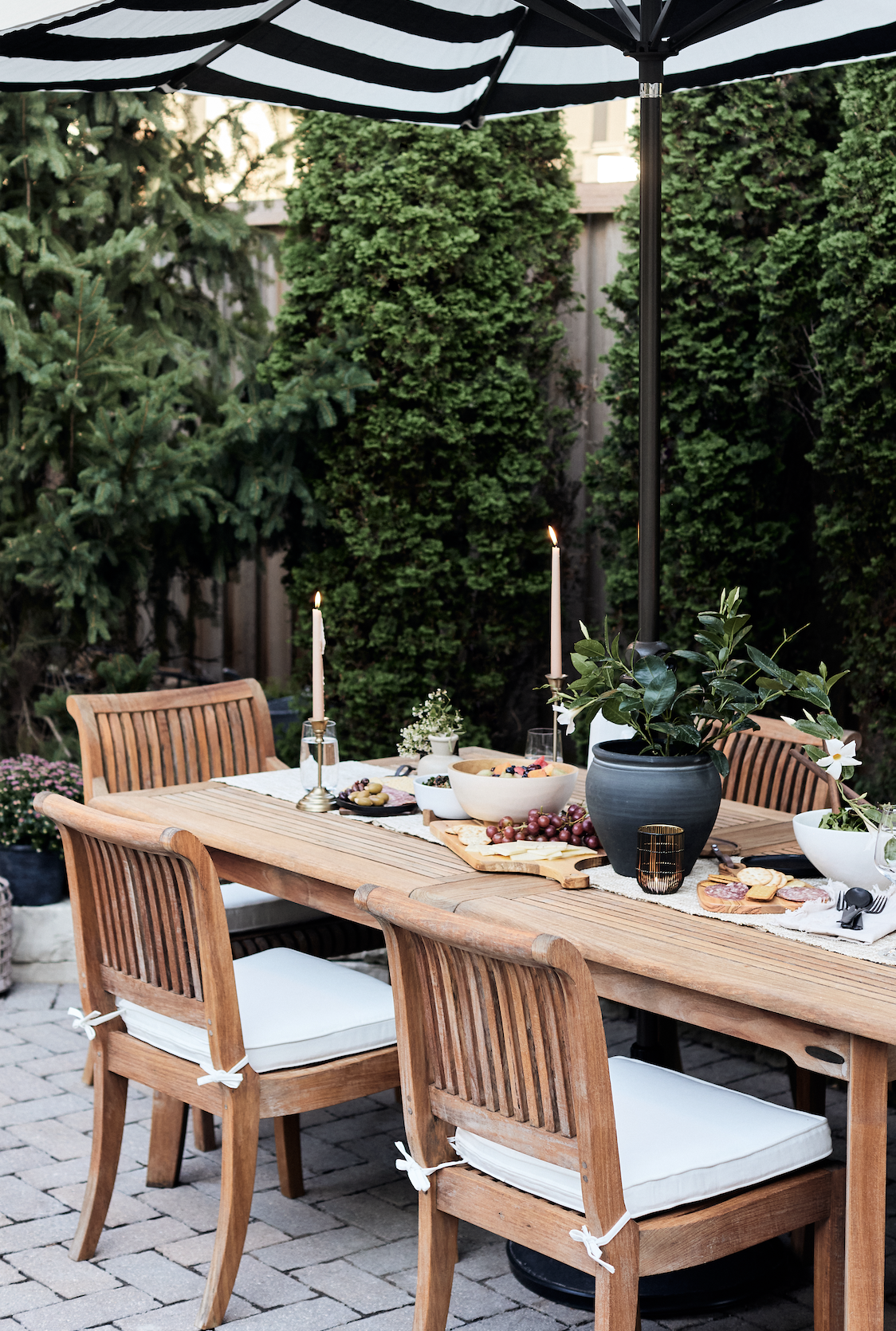 Tips for Selecting Durable and
Weather-Resistant Outdoor Dining Furniture