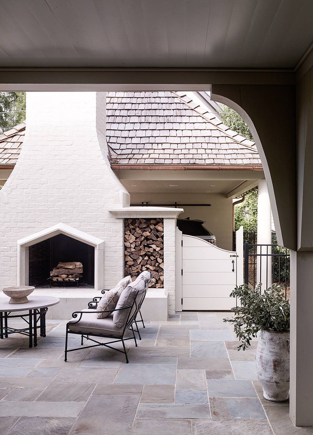 Unique Outdoor Fireplace Designs to
Elevate Your Outdoor Space