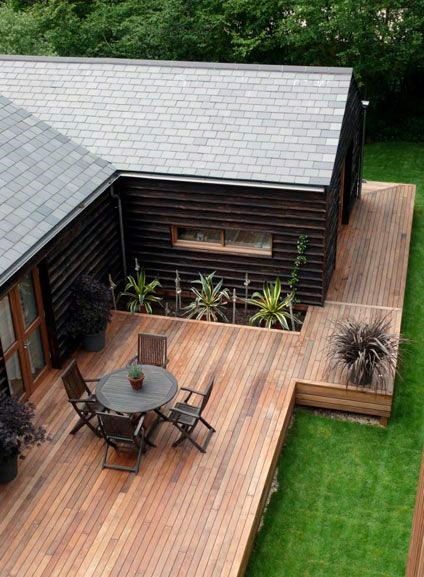 Maximize Your Outdoor Space with a
Stunning Backyard Deck