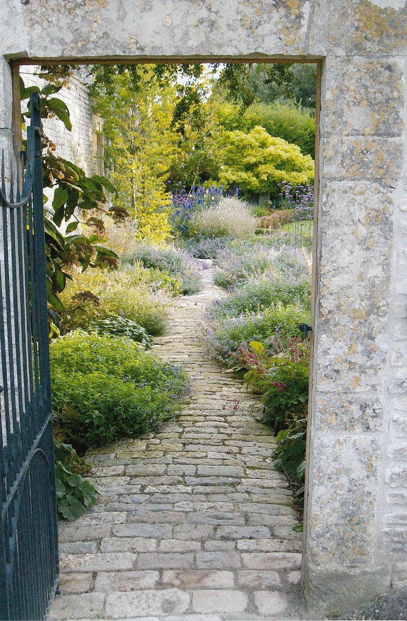 Ultimate Guide to Garden Paving:
Materials, Designs, and Installation Tips