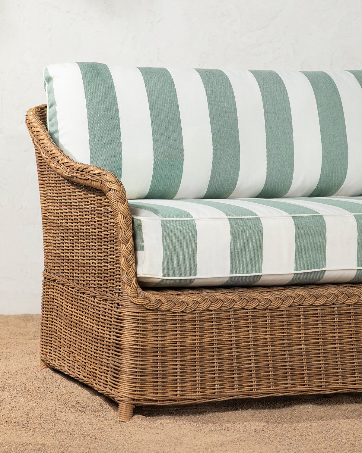 The Beauty of Outdoor Wicker Furniture:
Tips for Choosing the Perfect Piece