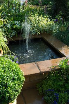 Harpur Garden Images :: 08MH210 Small square raised water feature .