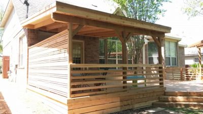 covered deck with privacy screen and modern handrail - Braundera.c