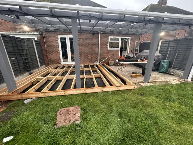 Floating deck with covered Pergola (UK) DIY : r/Dec