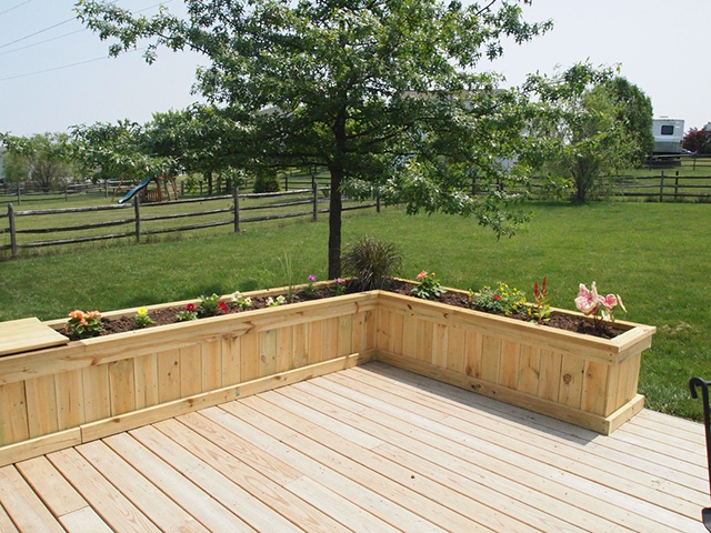 Creative Deck Planter Ideas to Beautify Your Outdoor Space