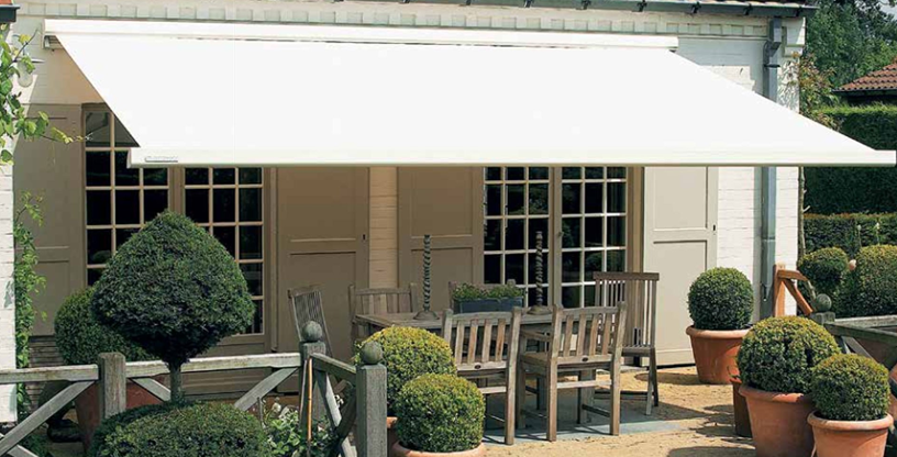 What are the benefits of retractable garden awning