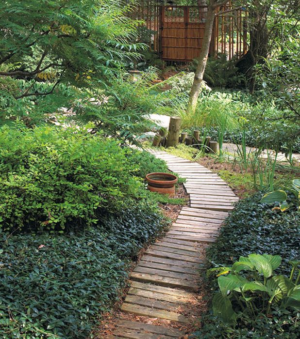 10 DIY garden paths made from upcycled finds - Cottage Li