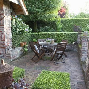 Suburban Gardens and Landscaping Ideas with Hedges at InstantHed