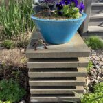 Make a stacked paver pedestal for your garden - Diggi