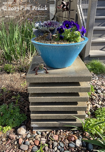 Make a stacked paver pedestal for your garden - Diggi