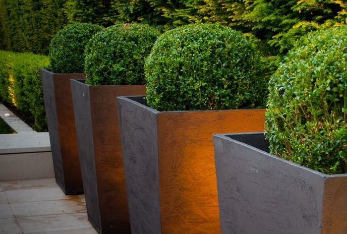 10 Easy Pieces: Bronze Garden Planters - Gardenista | Large garden .