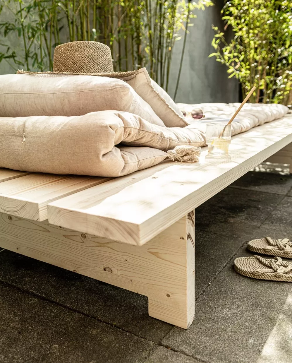 The Ultimate Guide to Outdoor Daybeds:
Tips for Choosing the Perfect Option