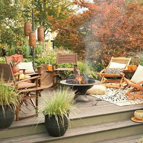 55 Cozy Fall Patio Decorating Ideas - DigsDi