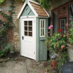 bespoke corner potting shed with two tone paint | Jardines .