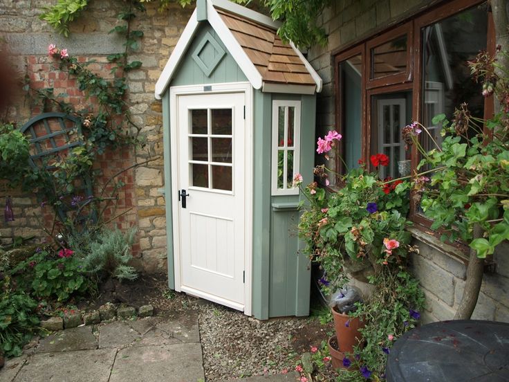 bespoke corner potting shed with two tone paint | Jardines .