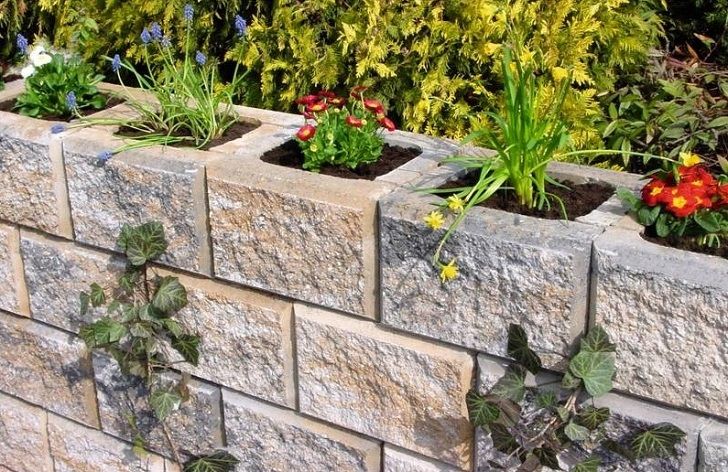 How to choose inexpensive materials for a garden wall? Cheap .